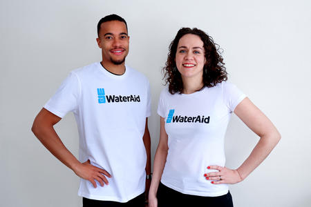 Robin Quaison och Anna Nilsdotter iförda WaterAid-tshirtar.