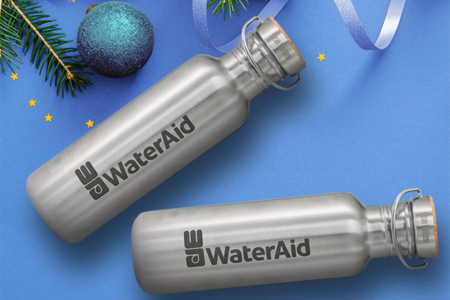 Vattenflaskor i aluminium med WaterAids logga.